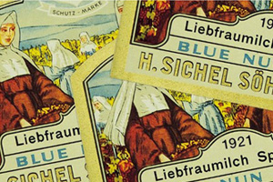 Etiketten der deutschen Weinmarke Blue Nun